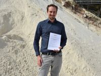 Adrian Zeh mit seiner Bachelorarbeit